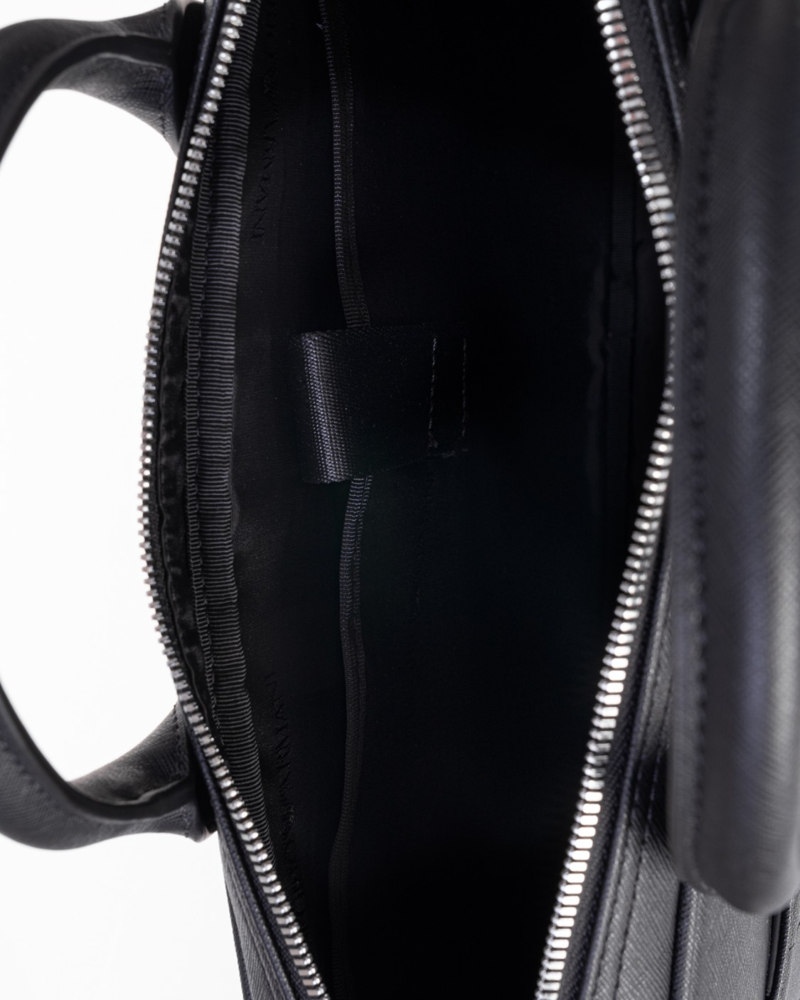 shop EMPORIO ARMANI  Borsa: Emporio Armani briefcase con placchetta aquila.
Tracolla removibile.
Doppio manico rigido.
Bramd Logo.
Zip.
Tasca esterna.
Scomparti interni.
Dimensioni: 37 x 25 x 6 cm.
Composizione: 100% Poliestere.
Fabbricato in Cina.. Y4P119 Y138E-81072 number 4238011